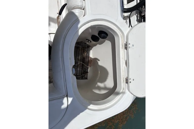 Slide: The Image of Livewell compartment on a 2006 Boston Whaler Outrage 270 boat. - 25