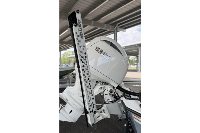 Slide: The Image of Outboard motor on Avid 22 Recon 2027 boat, featuring Yamaha branding. - 17