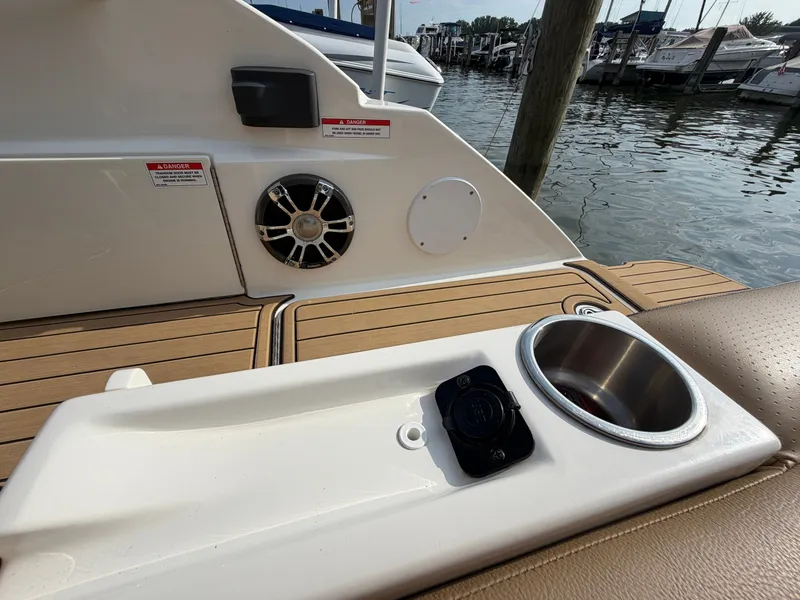 Slide: The Image of Sea Ray SDX 250 2019 - 37