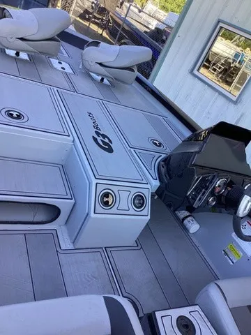 Slide: The Image of The image shows the cockpit of a G3 Sportsman 1810 SE with gray flooring and a helm console. - 15