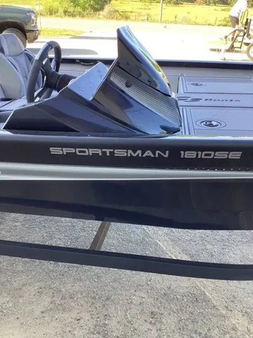 Slide: The Image of The image shows a G3 Sportsman 1810 SE boat with a modern helm station. - 27