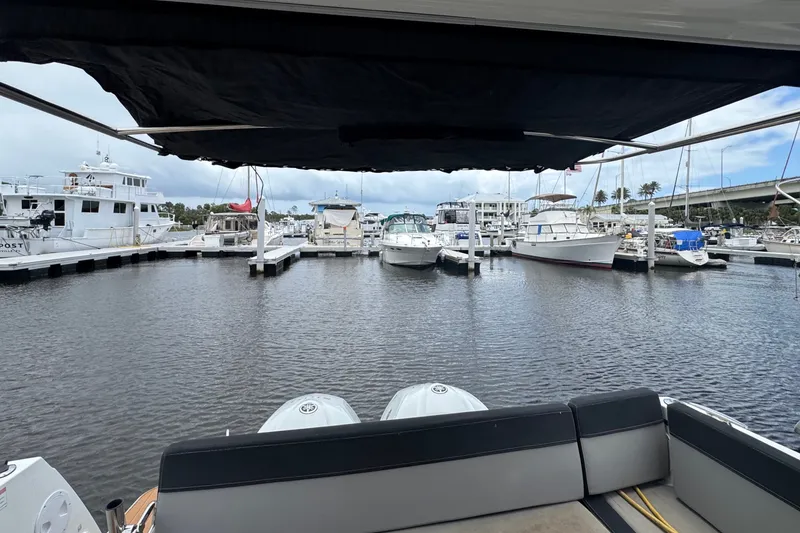 Slide: The Image of Vue depuis un bateau surplombant une marina avec plusieurs bateaux et un ciel nuageux. - 20