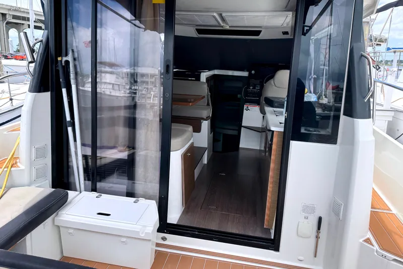 Slide: The Image of Vista al interior de una Jeanneau NC Weekender 1095 de 2021 en el muelle. - 21