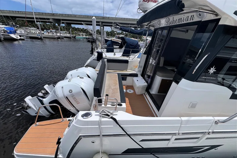 Slide: The Image of Un Jeanneau NC Weekender 1095 de 2021 amarré dans une marina. Deux moteurs hors-bord Yamaha sont visibles. - 22
