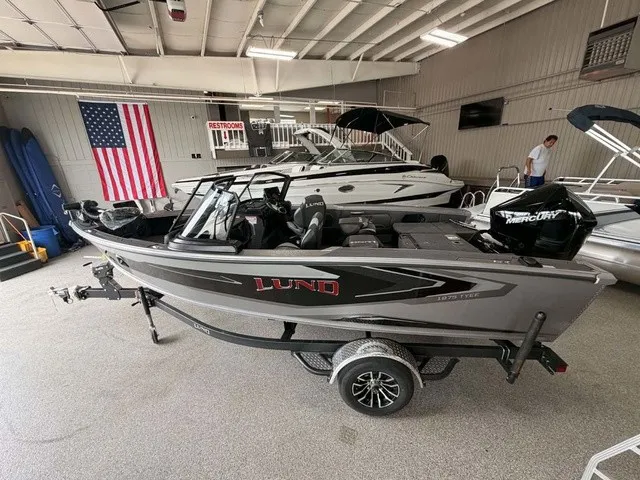 The Image of A 2027 Lund 1875 Tyee SS boat is in a showroom. It features a Mercury engine. - 1