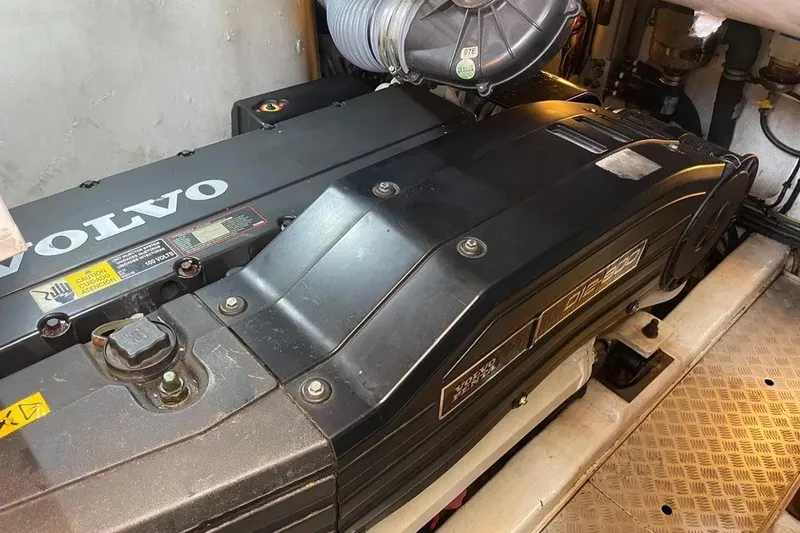 Slide: The Image of Volvo engine in 2008 Princess V53 yacht, showcasing D12-800 model. - 41