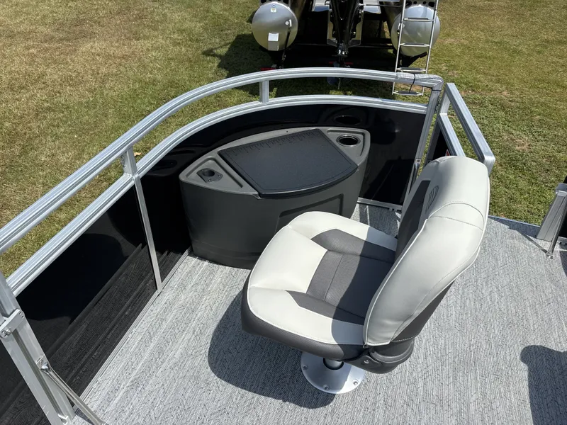 Slide: The Image of A fishing chair on a 2026 Sun Tracker Fishin' Barge 20 DLX, featuring gray upholstery and a black fishing station. - 16