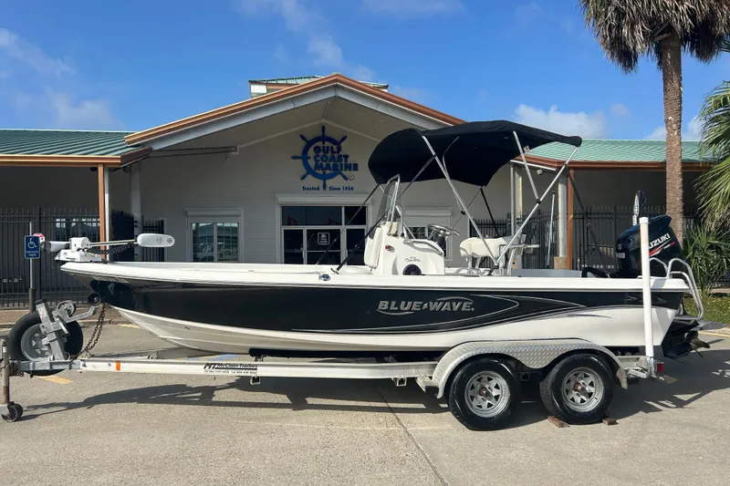The Image of 2016 Blue Wave 2000 PureBay boat on trailer at Gulf Coast Marine dealership. - 1