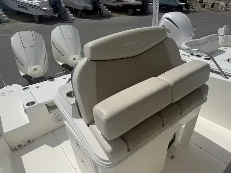 Slide: The Image of Boston Whaler 270 Dauntless 2021 - 9