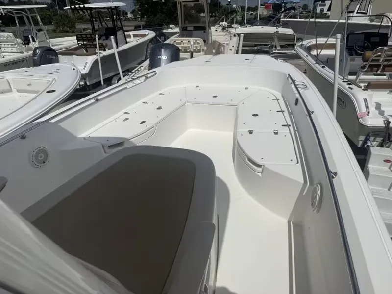 Slide: The Image of Boston Whaler 270 Dauntless 2021 - 14