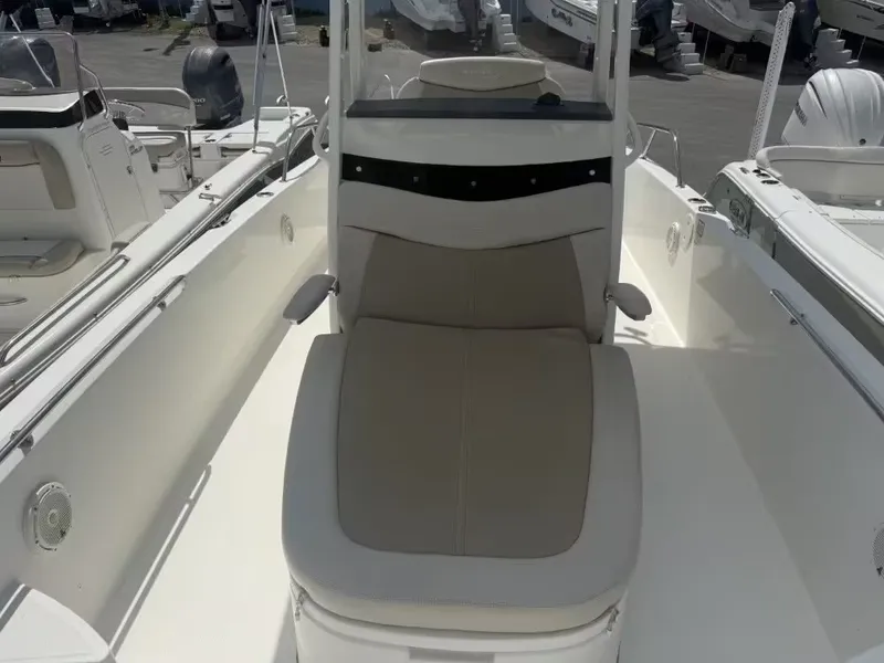 Slide: The Image of Boston Whaler 270 Dauntless 2021 - 12