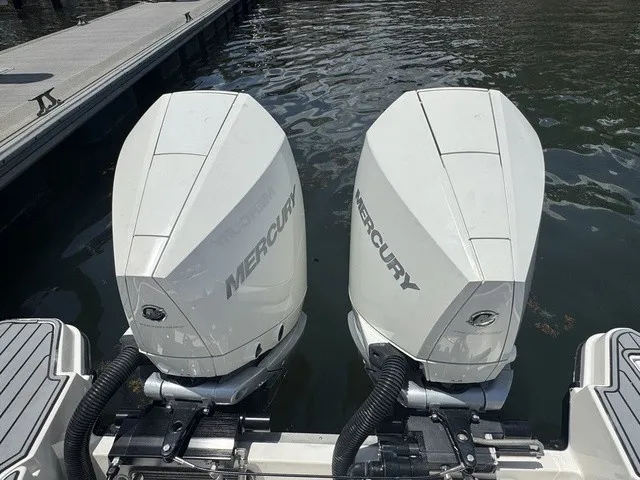 Slide: The Image of Sea Ray SLX 310 Outboard 2021 - 34