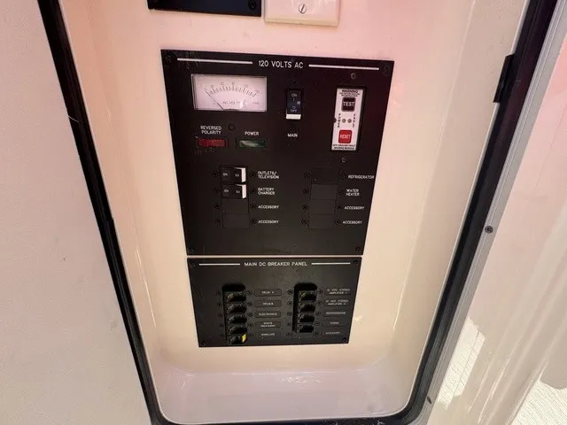 Slide: The Image of Sea Ray SLX 310 Outboard 2021 - 46