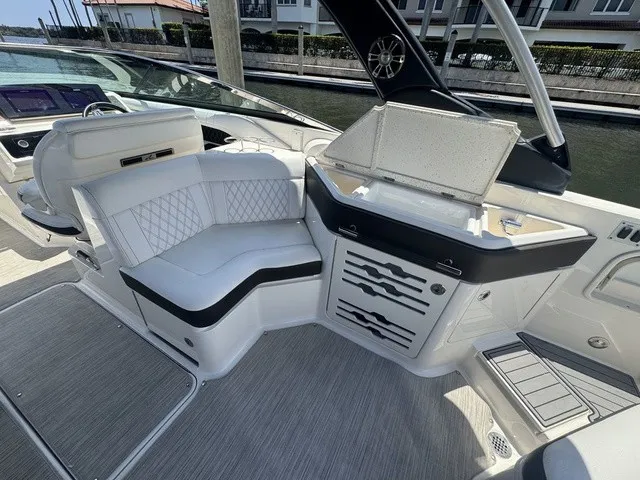 Slide: The Image of Sea Ray SLX 310 Outboard 2021 - 29