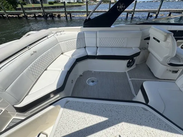 Slide: The Image of Sea Ray SLX 310 Outboard 2021 - 39