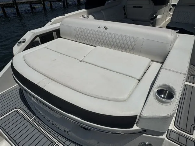 Slide: The Image of Sea Ray SLX 310 Outboard 2021 - 18