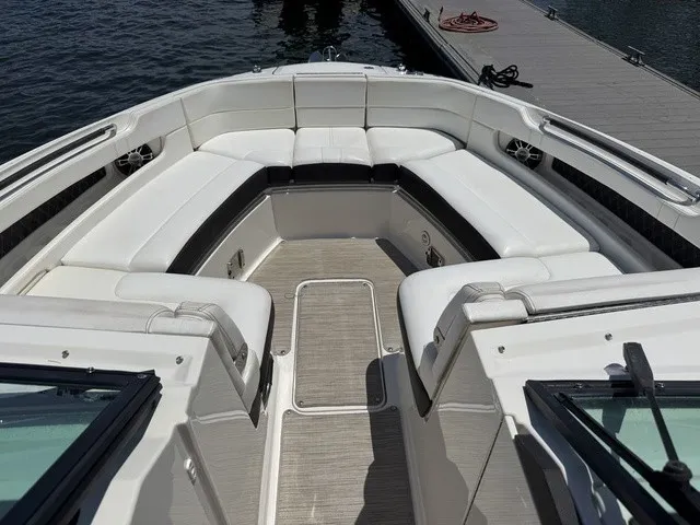 Slide: The Image of Sea Ray SLX 310 Outboard 2021 - 14