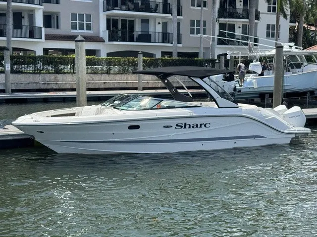 Slide: The Image of Sea Ray SLX 310 Outboard 2021 - 19