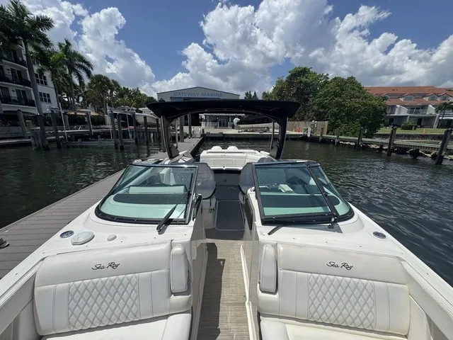 Slide: The Image of Sea Ray SLX 310 Outboard 2021 - 42