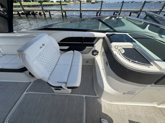 Slide: The Image of Sea Ray SLX 310 Outboard 2021 - 43