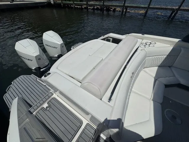 Slide: The Image of Sea Ray SLX 310 Outboard 2021 - 31