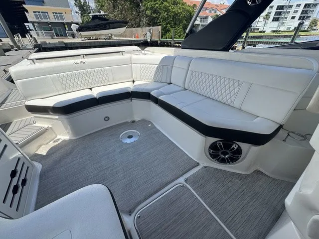 Slide: The Image of Sea Ray SLX 310 Outboard 2021 - 27