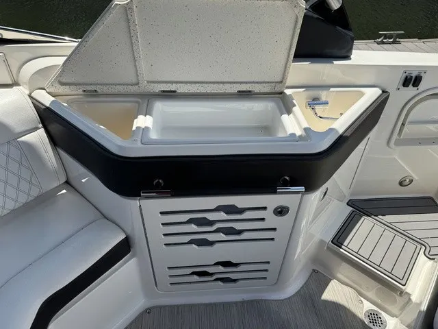 Slide: The Image of Sea Ray SLX 310 Outboard 2021 - 24