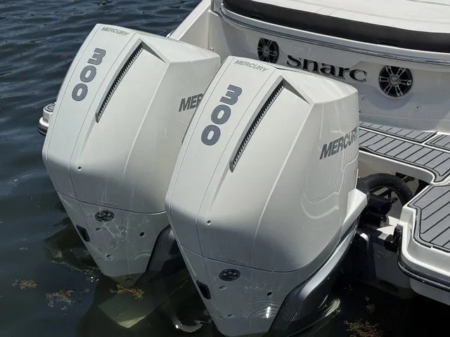 Slide: The Image of Sea Ray SLX 310 Outboard 2021 - 32