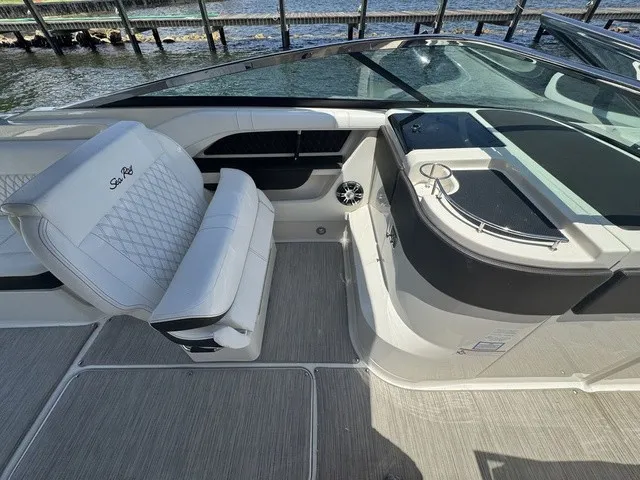 Slide: The Image of Sea Ray SLX 310 Outboard 2021 - 25