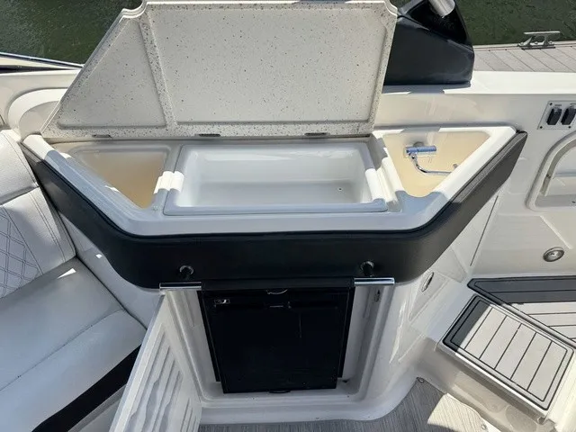 Slide: The Image of Sea Ray SLX 310 Outboard 2021 - 17