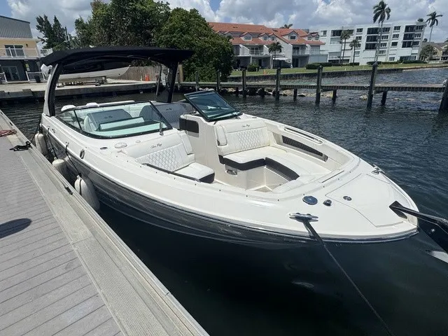 Slide: The Image of Sea Ray SLX 310 Outboard 2021 - 21