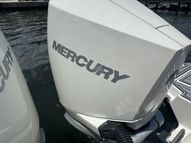 Slide: The Image of Sea Ray SLX 310 Outboard 2021 - 35
