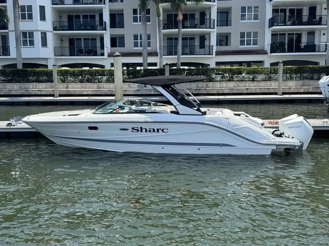 Slide: The Image of Sea Ray SLX 310 Outboard 2021 - 16