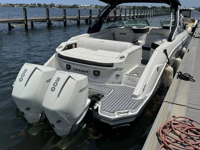 Slide: The Image of Sea Ray SLX 310 Outboard 2021 - 37