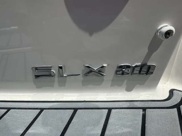 Slide: The Image of Sea Ray SLX 310 Outboard 2021 - 38