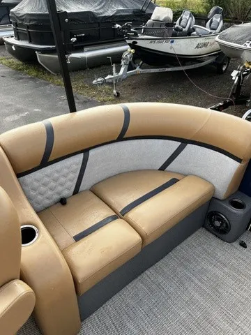 Slide: The Image of Crest Classic 200 SLC Pontoon 2025 - 19