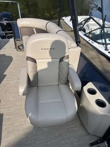 Slide: The Image of Crest Classic 220 SLC Tritoon 2025 - 8