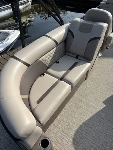 Slide: The Image of Crest Classic 220 SLC Tritoon 2025 - 7