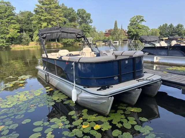 The Image of Crest Classic 220 SLC Tritoon 2025 - 1