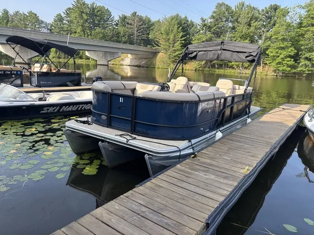 Slide: The Image of Crest Classic 220 SLC Tritoon 2025 - 3