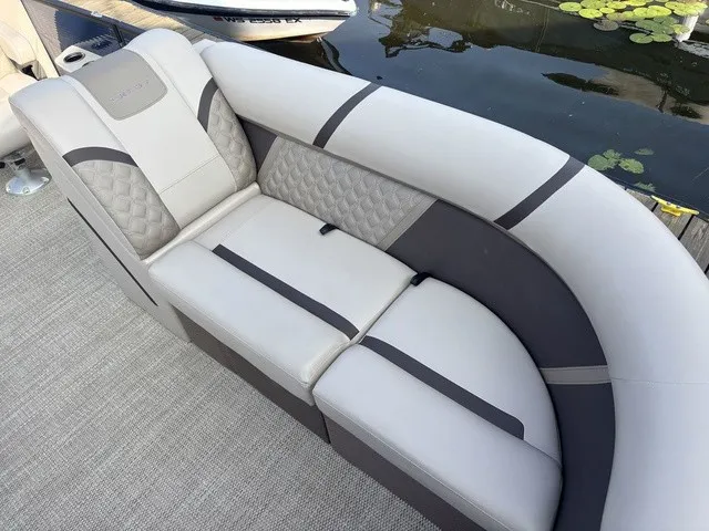 Slide: The Image of Crest Classic 220 SLC Tritoon 2025 - 11