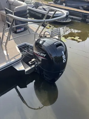 Slide: The Image of Crest Classic 220 SLC Tritoon 2025 - 5