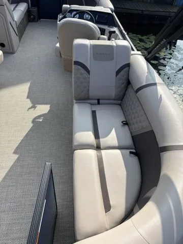 Slide: The Image of Crest Classic 220 SLC Tritoon 2025 - 6