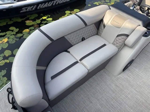 Slide: The Image of Crest Classic 220 SLC Tritoon 2025 - 10