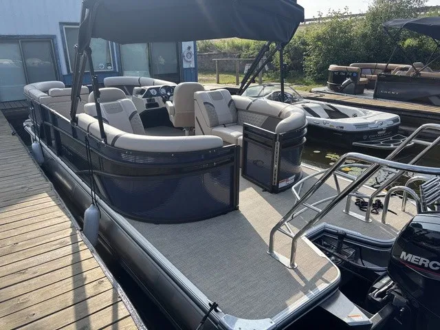 Slide: The Image of Crest Classic 220 SLC Tritoon 2025 - 4