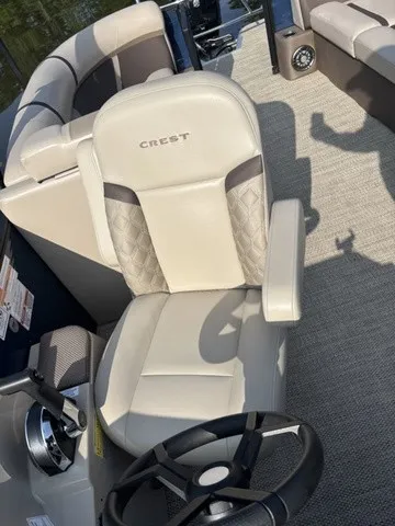 Slide: The Image of Crest Classic 220 SLC Tritoon 2025 - 9