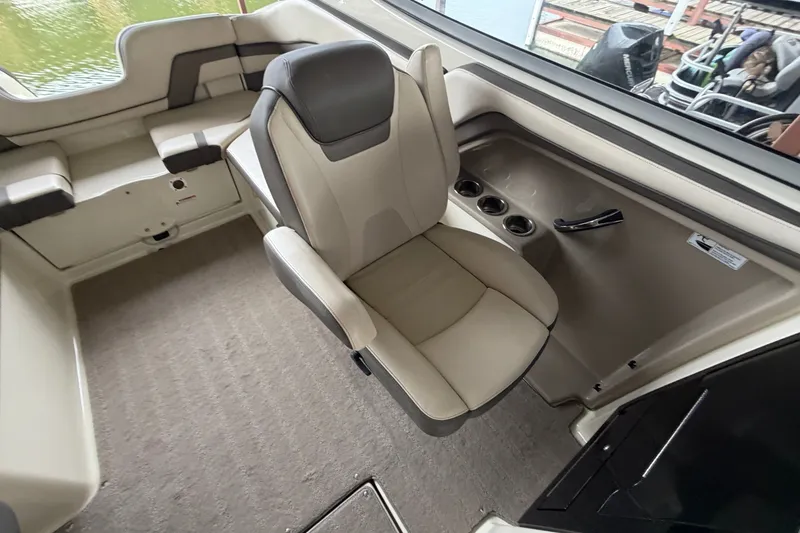 Slide: The Image of Interior of 2015 Yamaha Boats 242 Limited S, featuring a comfortable captain's chair. - 21