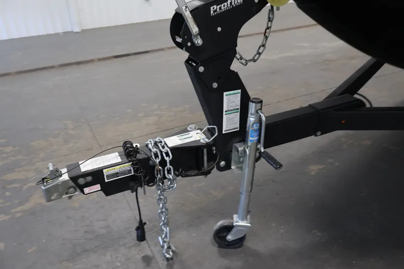 Slide: The Image of Trailer hitch and winch of 2021 Yamaha Boats AR190 on concrete floor. - 40
