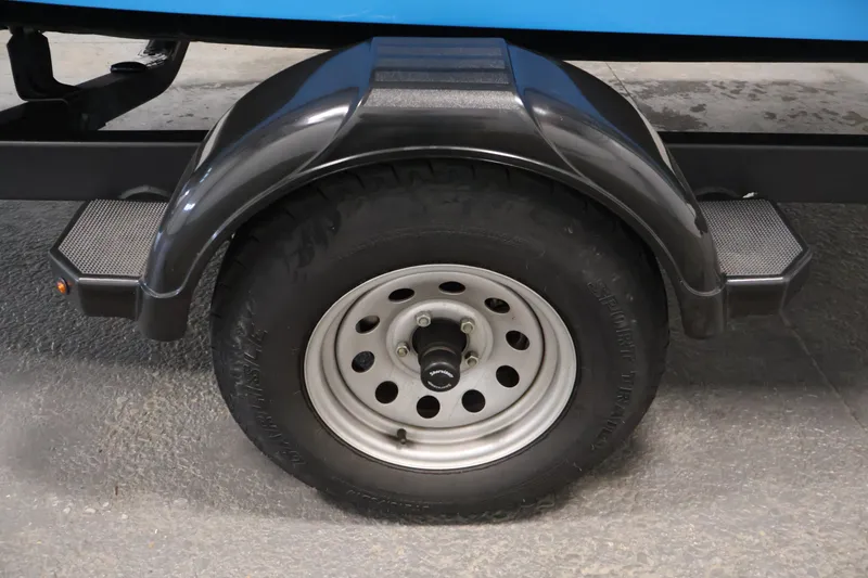 Slide: The Image of Trailer wheel of a 2021 Yamaha Boats AR190, featuring a black fender and step. - 42