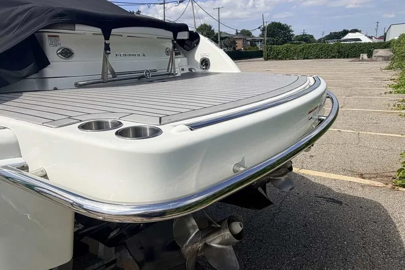Slide: The Image of 2018 Formula 290 Sun Sport boat rear view with swim platform and cup holders. - 7